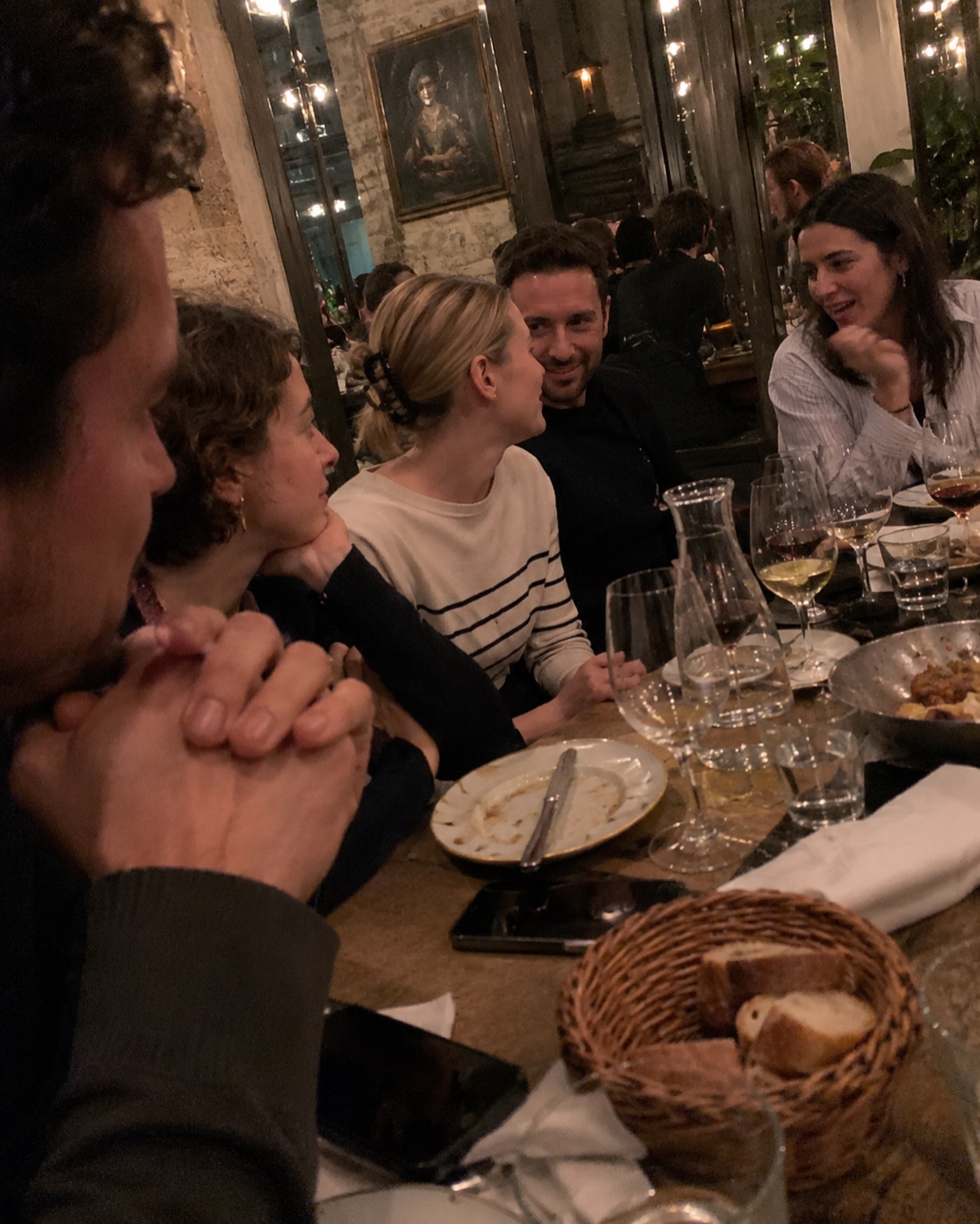 Moment convivial autour d’une table dans un bistrot parisien
