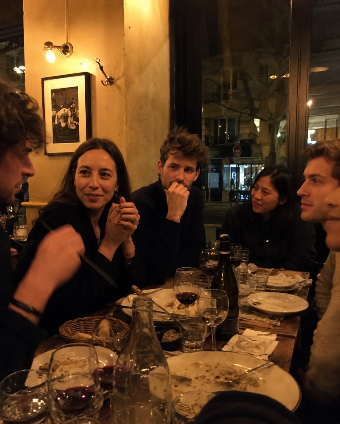 Entrepreneurs en pleine conversation autour d’un dîner Linkeat